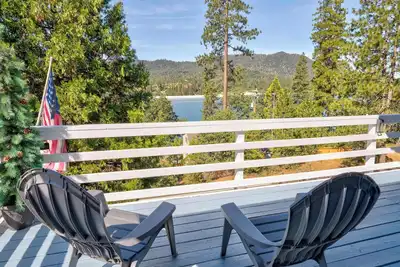 Image de Franklin's Place at Bass Lake Yosemite with Boat Dock