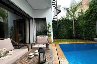 Image de Villa romantique avec piscine, à 2 minutes de la forêt!