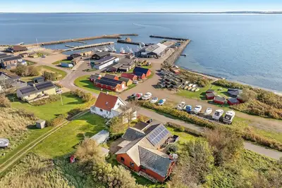 Image de Large holiday home with a view of the fjord.