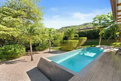 Image de Luxurious Home with Bright, Modern Design and Private Infinity Pool in High-End