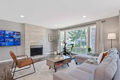 Image de Chic Kirkland Home Overlooking Windsor Vista Park