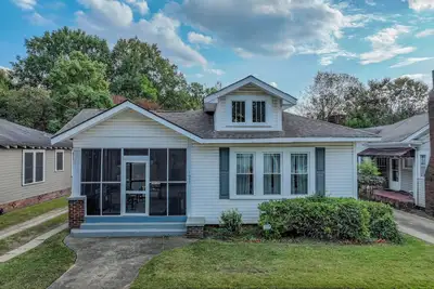 Image de Bryant Bungalow-Book for football season! Walk to Stadium, Strip & Downtown!