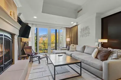 Image de Modern Ritz-Carlton Residence by InvitedHome | Bike Valet, Pool, Hot Tub, Views
