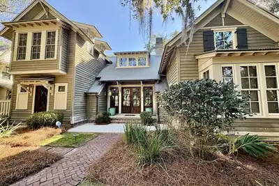 Image de Incredible Home + Carriage House in West Wilson!