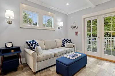 Image de Juniper Presents: 2-Bdrm Strawberry Fields Ste in Iconic Union Pier Summer House