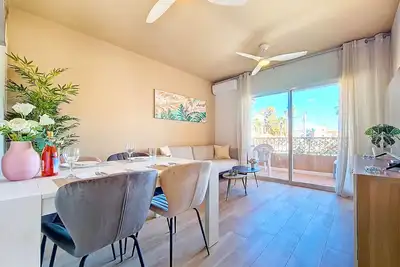 Image de Situé en centre ville, à 5 minutes à pied de la plage et des restaurants