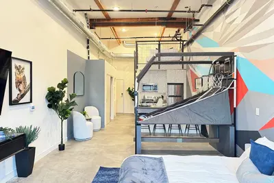 Image de Studio-style loft with Garage door only 6 miles from Disney!