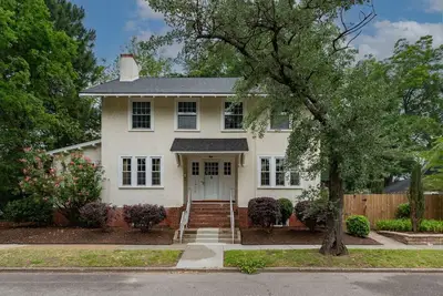 Image de Massive 6 bedroom home in a great neighborhood!