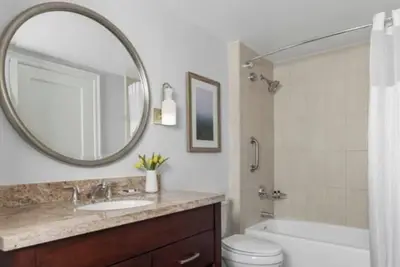 Image de Charming 2-bedroom hotel suites in Riviera Beach with fitness room, WiFi