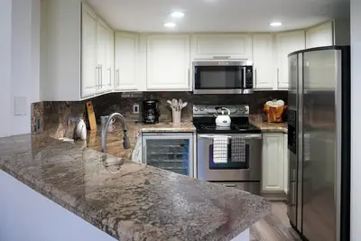 Image de Downtown Waterfront Condo close to Beach, Restaurants and Shopping