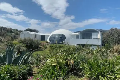 Image de Iconic & Curvaceous Beach House