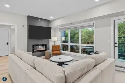 Image de 3 Bed/2 Bath Sparrowhawk Lodge-TopFloor-Creekside