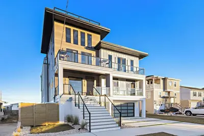 Image de Shore House, Swimming Pool, 6 Bds, 7 Baths, 2 Car Garage, Roof Decks, etc.