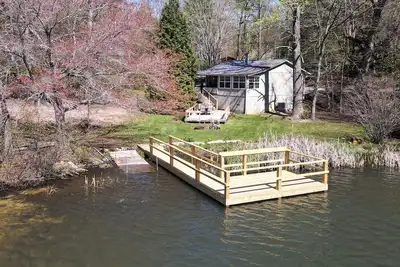 Image de Charming 2-bedroom lakefront cabin with Ac and WiFi in beautiful Smoky Mountains