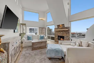 Image de Stunning 4 story Manhattan Beach Sand Section Home