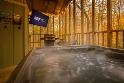 Image de Hot Tub Cabin • Near Waterfalls & 6 Mi to Helen