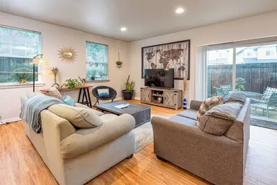 Image de Two townhomes for your giant group!
