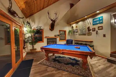 Image de Group Travel - Full Kitchen - Hot Tub - Game Room - Spacious Deck + Dogs!