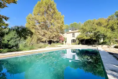 Image de Maison de campagne 'Mas Des Cigales Et Roulotte Lambesc' avec piscine privée, Wi-Fi et climatisation