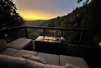 Image de Charming 4-bedroom Cabin: Expansive Mtn. Views, Hot Tub for 6, Chill for Days.
