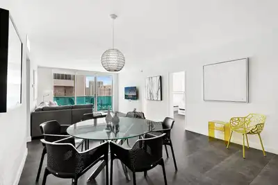 Image de Newly Renovated~Walk to Beach~Close to Entertainment + Nightlife and Shopping