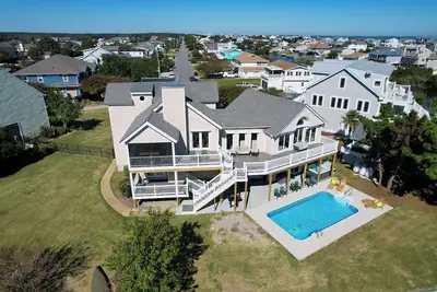 Image de Sage Point, 7 bedroom, Bay Front with Pool, Hot Tub and Dock