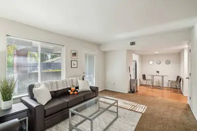 Image de Spacious Apartment in Prime Location 5mins to Dt