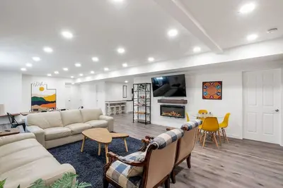 Image de Your Cozy Getaway: Near It All - Waffles too!