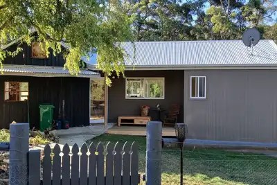 Image de cosy cottage with wood heater, surrounded by bushland
