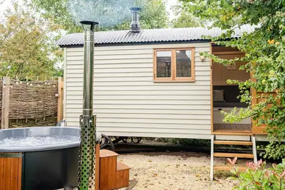 Image de Cosy dog friendly shepherd's hut in the Cotswolds with hot tub - The Hideaway