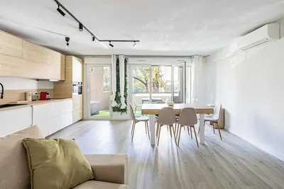 Image de Confort et sérénité avec A/C, Parking et Balcon