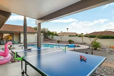 Image de Luxe Modern Villa w 2 King beds, heated pool\/spa & mtn views in East Scottsdale