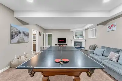 Image de Luxe Home I Mins from Falls I Pool & Pong Table