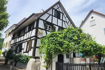 Image de 400-year-old half-timbered house in the village center by the village well