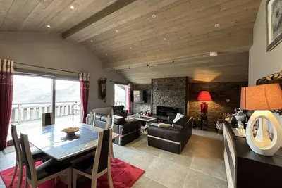 Image de Appartement moderne 5 pièces, proche des pistes avec cheminée, terrasse, parking et bois inclus