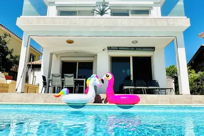 Image de Villa with pool with sea view and 300m walk to the sea