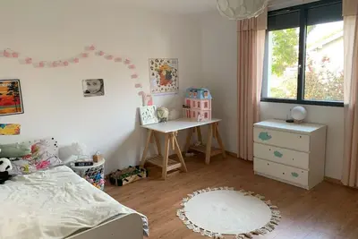 Image de Grande et agréable maison avec jardin proche du centre-ville et des commerces