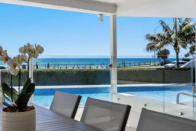Image de Dreamy 4-bedroom beach front oasis, outstanding ocean views, right @Alex Beach