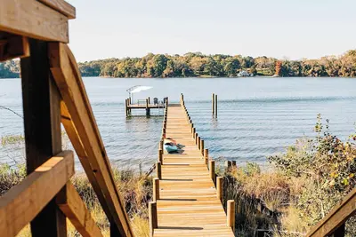 Image de Stunning waterfront on bluff with sauna, firepit!