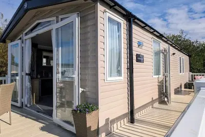 Image de luxury lake view 8 berth caravan at tattershall lakes pet friendly + hot tub