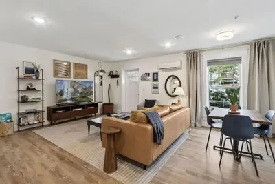 Image de #F 2-Bedroom Apt Dt - Steps from Shops & Dining