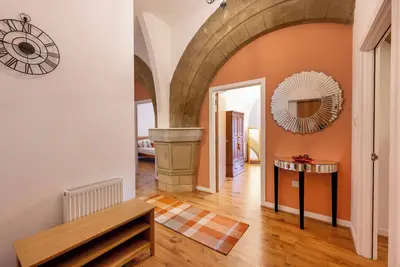 Image de Luxury 2 Bedroom Self Catering Apartment in Historic Abbey On Loch Ness Ac25