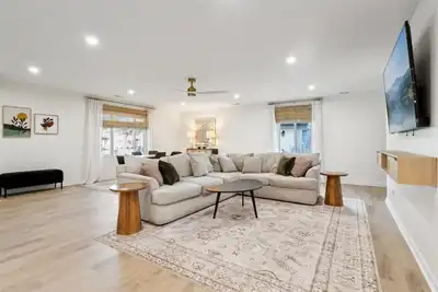 Image de Dog Friendly | Fenced Yard | Central location
