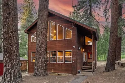 Image de \"The Eagle & The Bear\" Lake Tahoe -Golf Course 3 Br Home- Walk to Beach