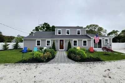 Image de Modern 5 Bedroom Beach House! Walk to Seagull Beach! 0. 3mile