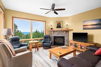 Image de Perfect winter getaway - Lake Superior view, 4-bed, short drive to Lutsen Mtn