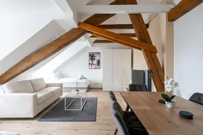 Image de Spacious & Central | 75m² | 7 Guests | Uni&Station