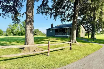 Image de Scenic Hudson Valley Getaway • Farms & Vineyards