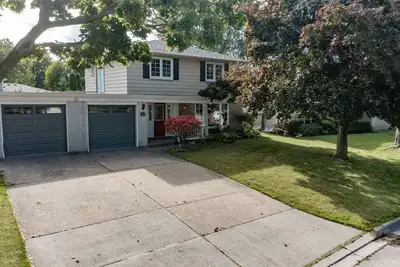 Image de Serene 5brm home. Pool and all-year hot tub. 17 minutes from Yyz.