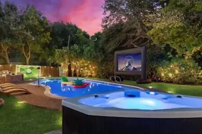 Image de Iris - Playful Pool Home w/ Hot Tub By Tcu